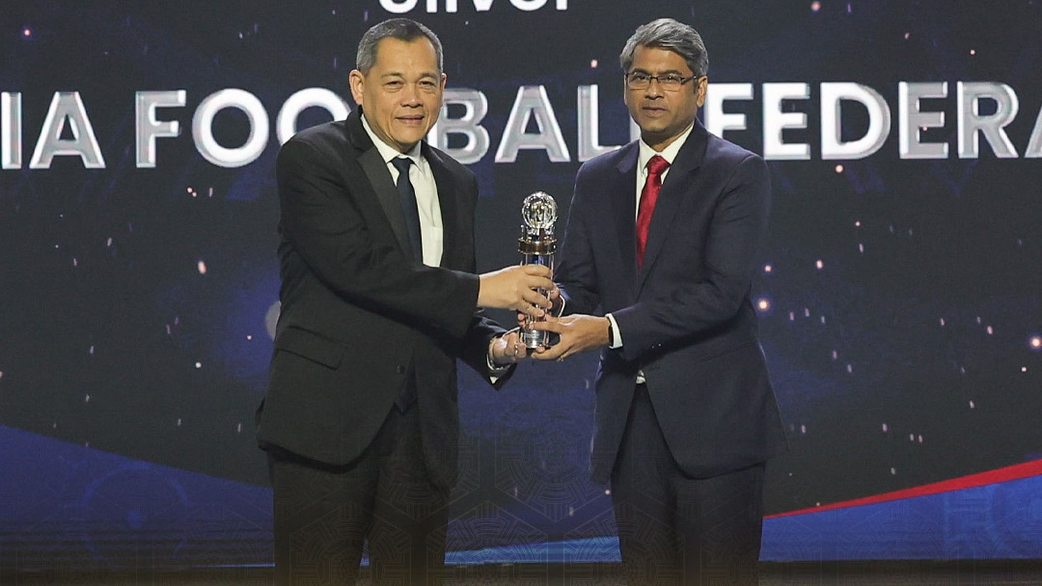 <div class="paragraphs"><p>AIFF&nbsp;President Kalyan Chaubey receives the award.&nbsp;</p></div>