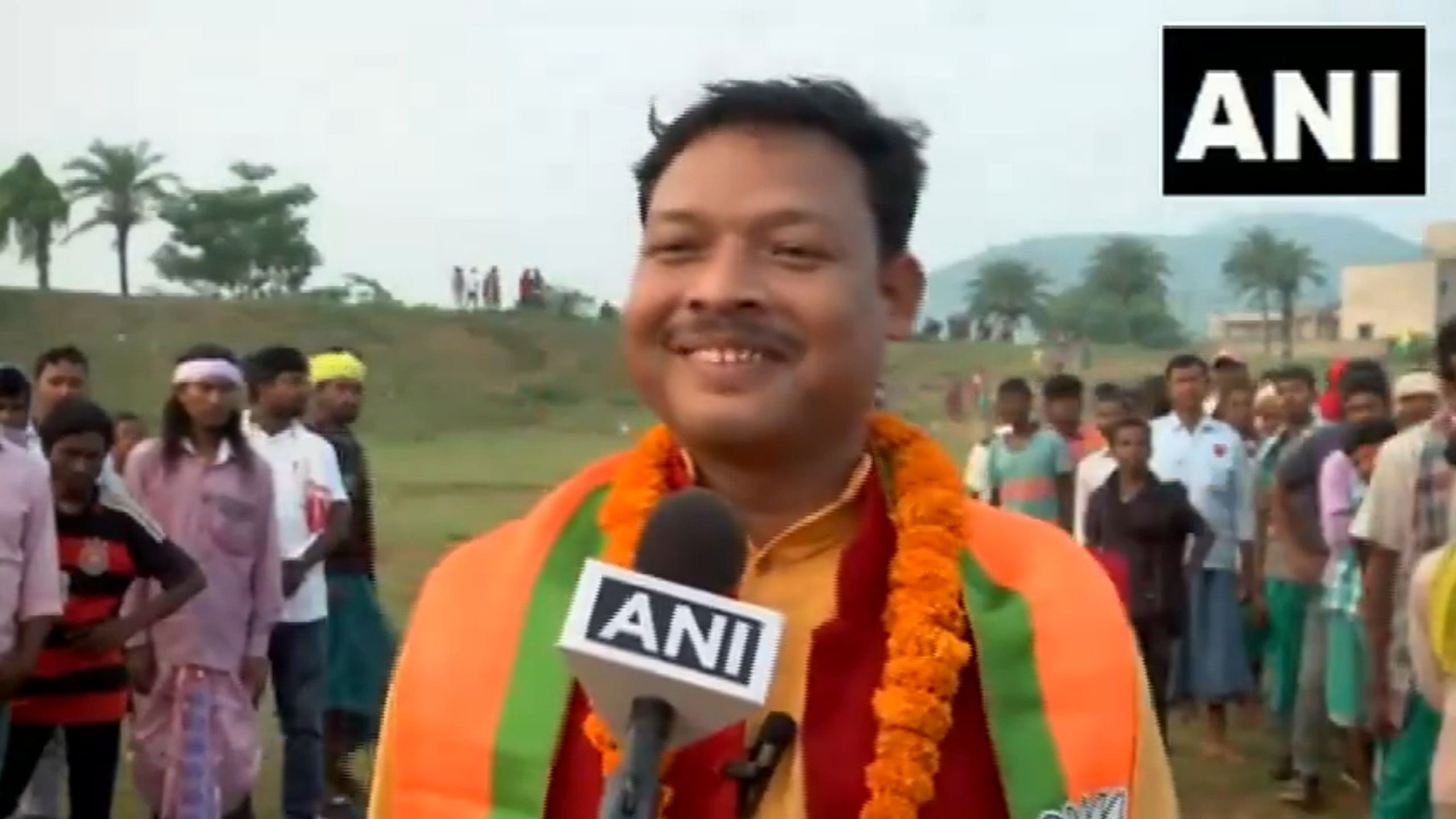 <div class="paragraphs"><p>BJP nominee Gamliyel Hembrom on Tuesday filed his nomination from the Barhait assembly constituency against Chief Minister Hemant Soren.</p></div>