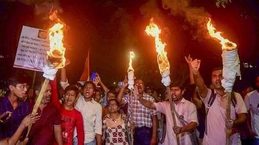 <div class="paragraphs"><p>Junior doctors raise slogans during a torch rally towards the CBI office in protest against the alleged rape and murder of a woman medic at the RG Kar Medical College and Hospital, in Kolkata, Wednesday, Oct. 30, 2024. </p></div>