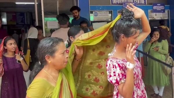 <div class="paragraphs"><p>People, injured in a firecrackers explosion at the Theru Anjootambalam Veererkavu temple, being admitted to a hospital in Kanhangad district, Kerala</p></div>