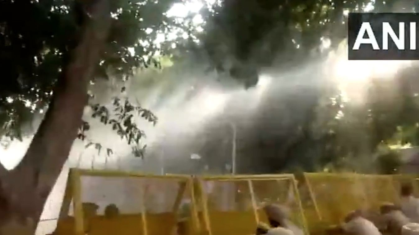 <div class="paragraphs"><p>Screenrgab of video showing police use water cannons on AAP protestors</p></div>