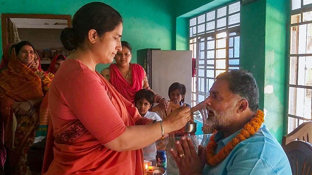 <div class="paragraphs"><p>Rajesh Ranjan aka Pappu Yadav being offered sweet by his wife and Congress MP Ranjeet Ranjan. </p></div>