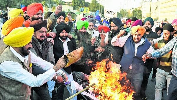 <div class="paragraphs"><p>Family members of victims of 1984 anti-Sikh riots burn effigies of senior Congress leaders Jagdish Tytler and Sajjan Kumar, in New Delhi </p></div>