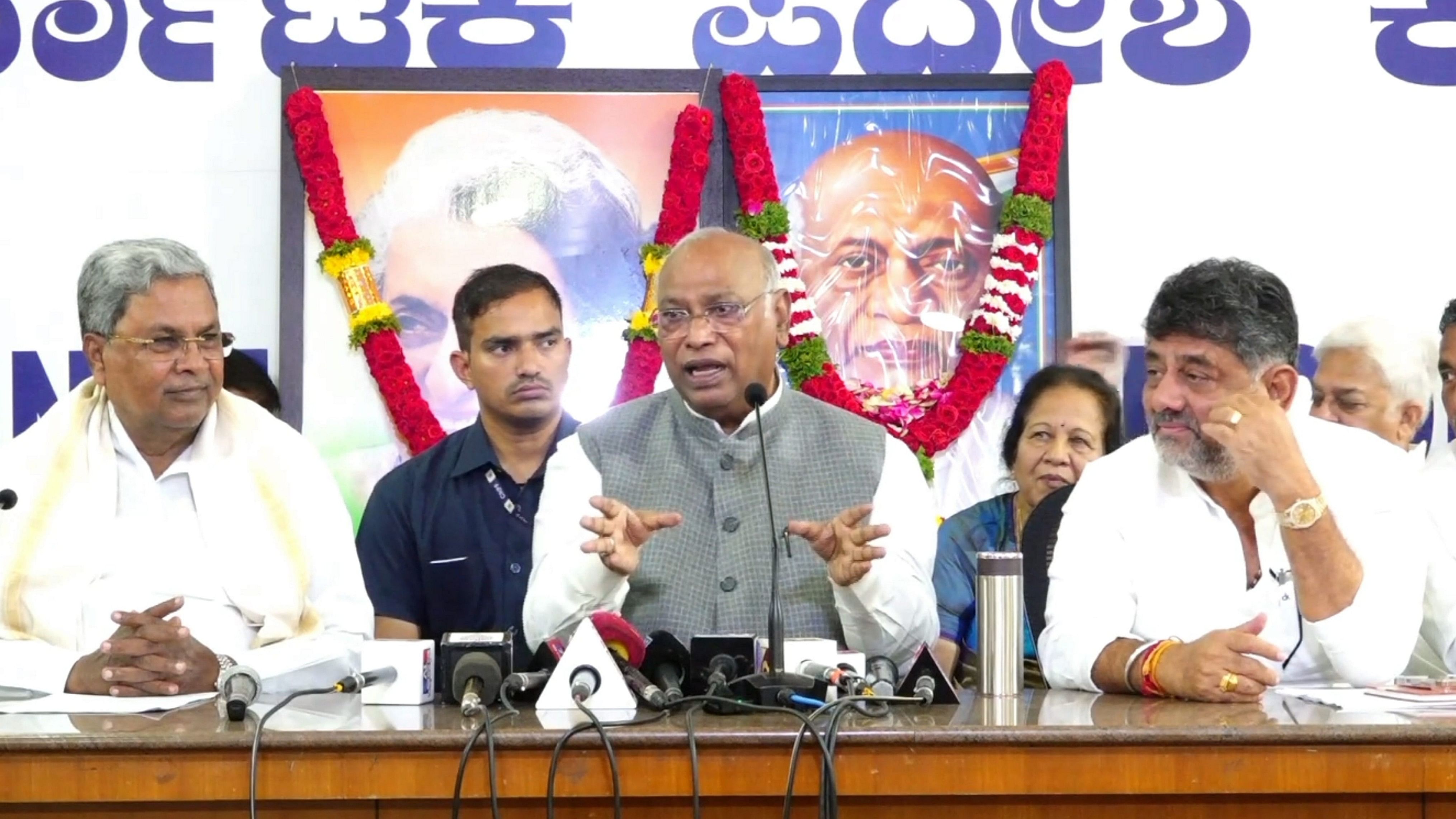 <div class="paragraphs"><p>Karnataka Chief Minister Siddaramaiah, Dy CM Shivakumar and Congress President Mallikarjun Kharge speak to media in Bengaluru, Oct 31, 2024.</p></div>