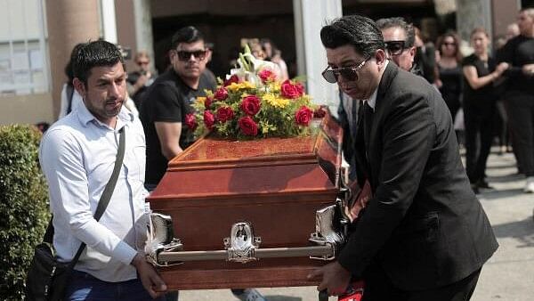 <div class="paragraphs"><p>Friends and family members carry the coffin holding the body of local journalist and head of an online news outlet Mauricio Cruz, who was shot dead by unknown assailants, in Uruapan, Mexico October 30, 2024. </p></div>