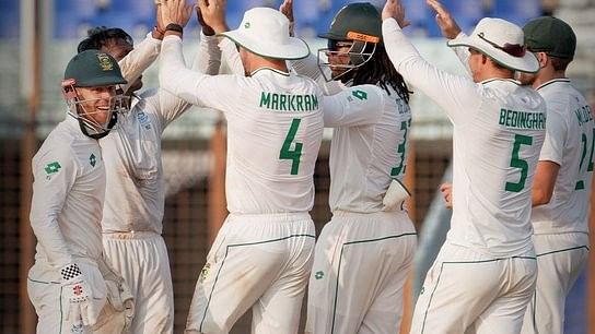 <div class="paragraphs"><p>South Africa celebrate their win .</p></div>