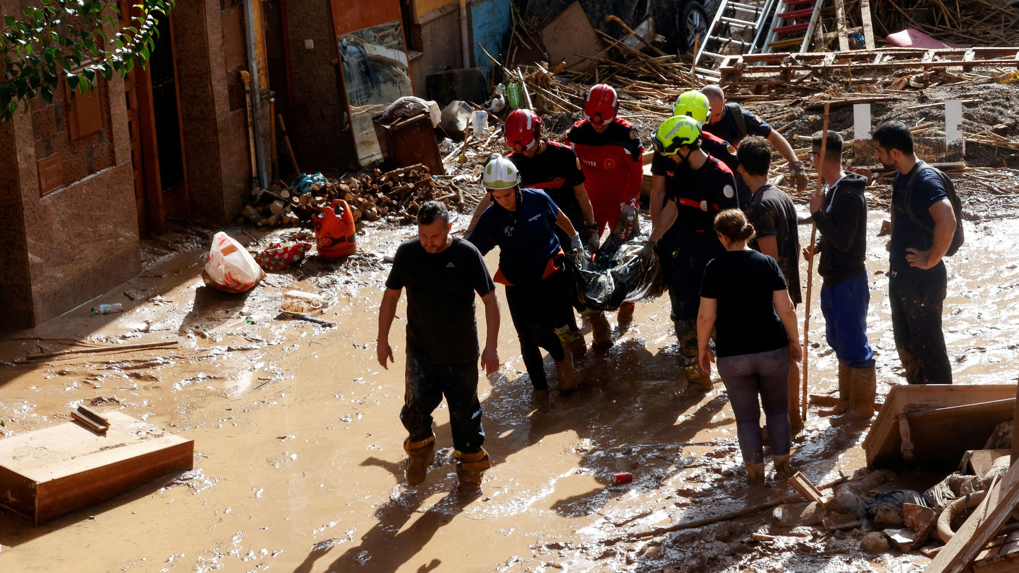 <div class="paragraphs"><p>Members of rescue services carry a body after torrential rains caused flooding, in the town of Sedavi, Paiporta, Spain, October 31, 2024.</p></div>