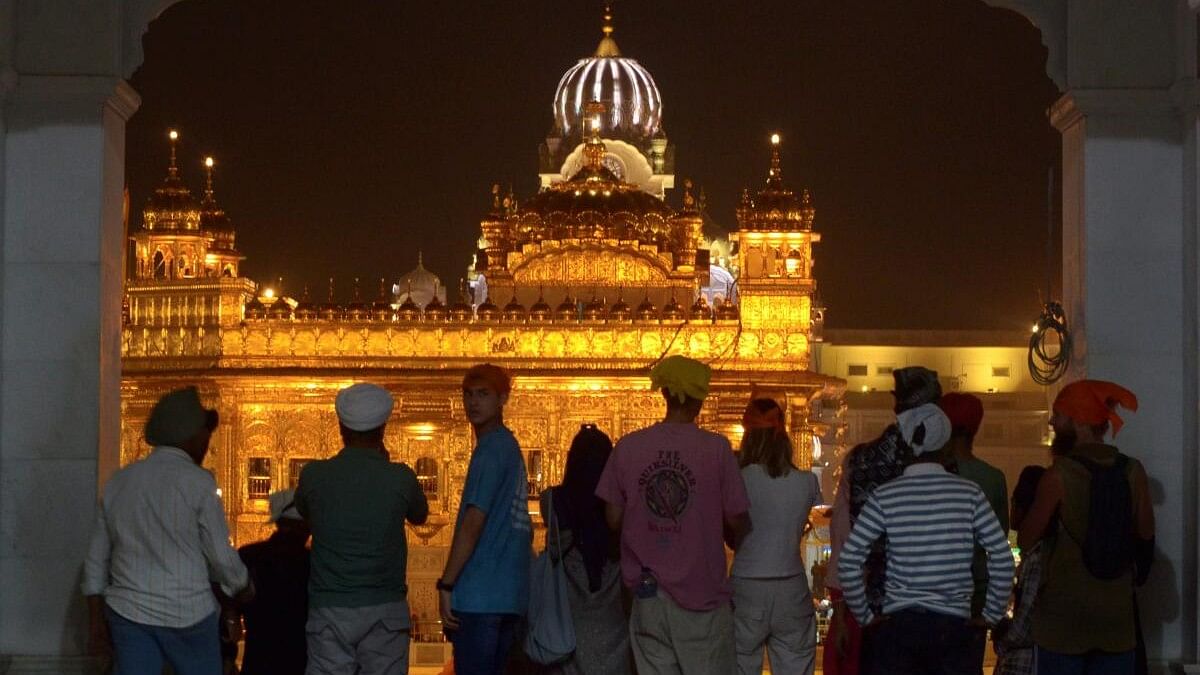 <div class="paragraphs"><p>Devotees at the Golden Temple during the Diwali festival celebration and the eve of the 'Bandi Chhor Divas', in Amritsar, Thursday, Oct 31, 2024.</p></div>