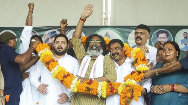 <div class="paragraphs"><p>Jharkhand Chief Minister Hemant Soren (centre) with RJD leader Tejashwi Yadav (left) during a public meeting ahead of the state Assembly elections, in Godda district of Jharkhand.</p></div>