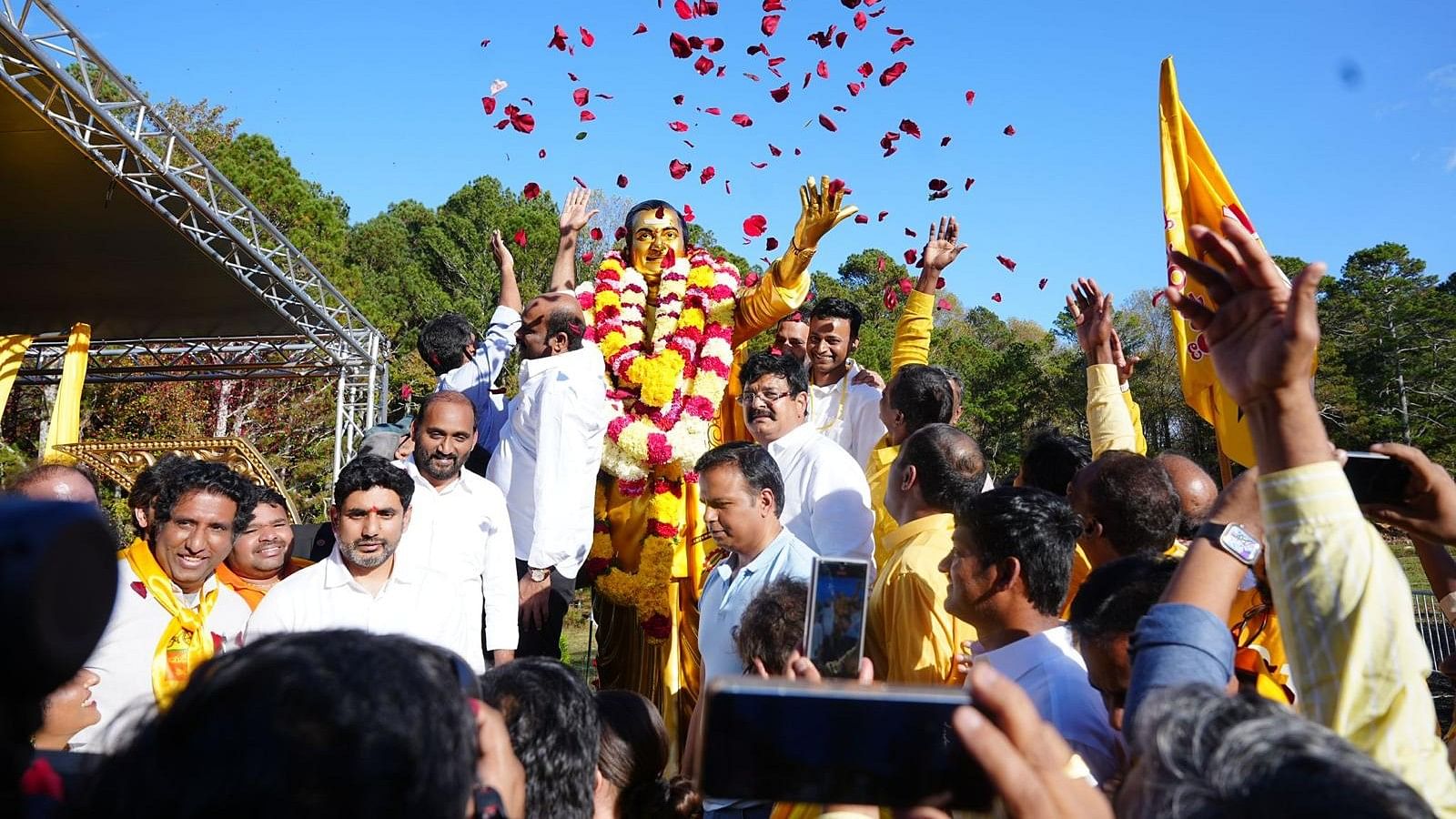 <div class="paragraphs"><p>Nara Lokesh unveils the statue of NT Rama Rao in Atlanta.&nbsp;</p></div>