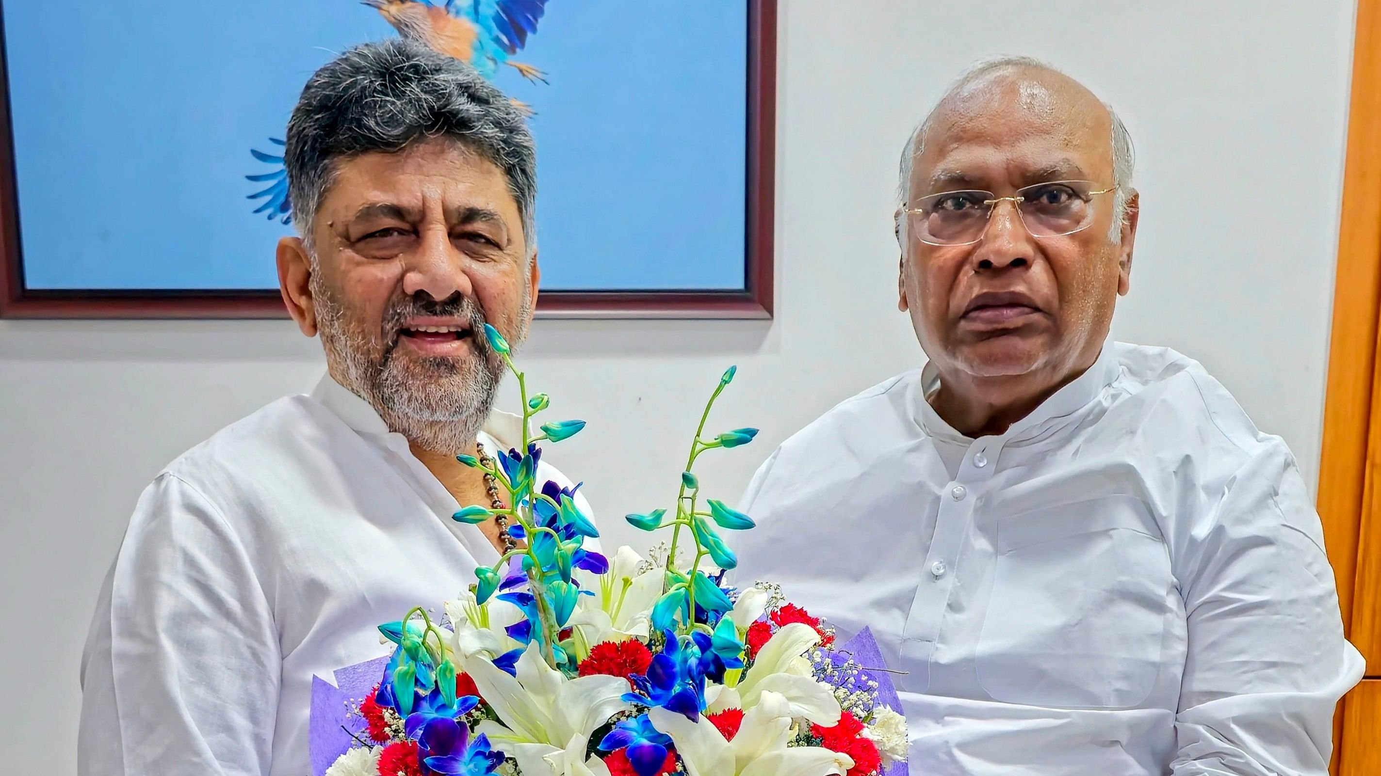 <div class="paragraphs"><p>Karnataka Dy CM D K Shivakumar (L) and Congress chief Mallikarjun Kharge (R).</p></div>