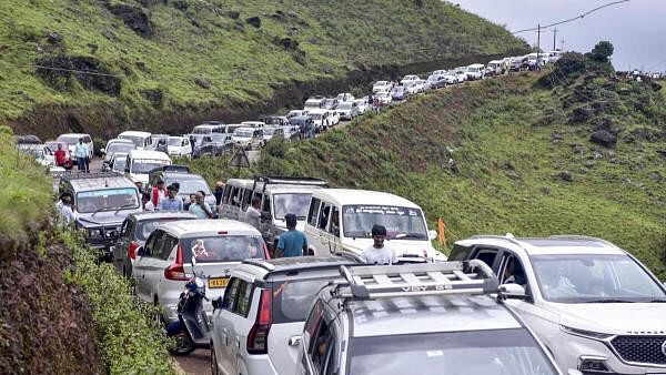 <div class="paragraphs"><p>Tourists stuck in a huge traffic jam as people visit the Mullayanagiri, Karnataka's highest peak.</p></div>