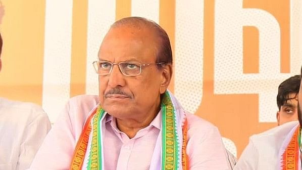 <div class="paragraphs"><p>IUML leader P K Kunhalikutty (C).</p></div>