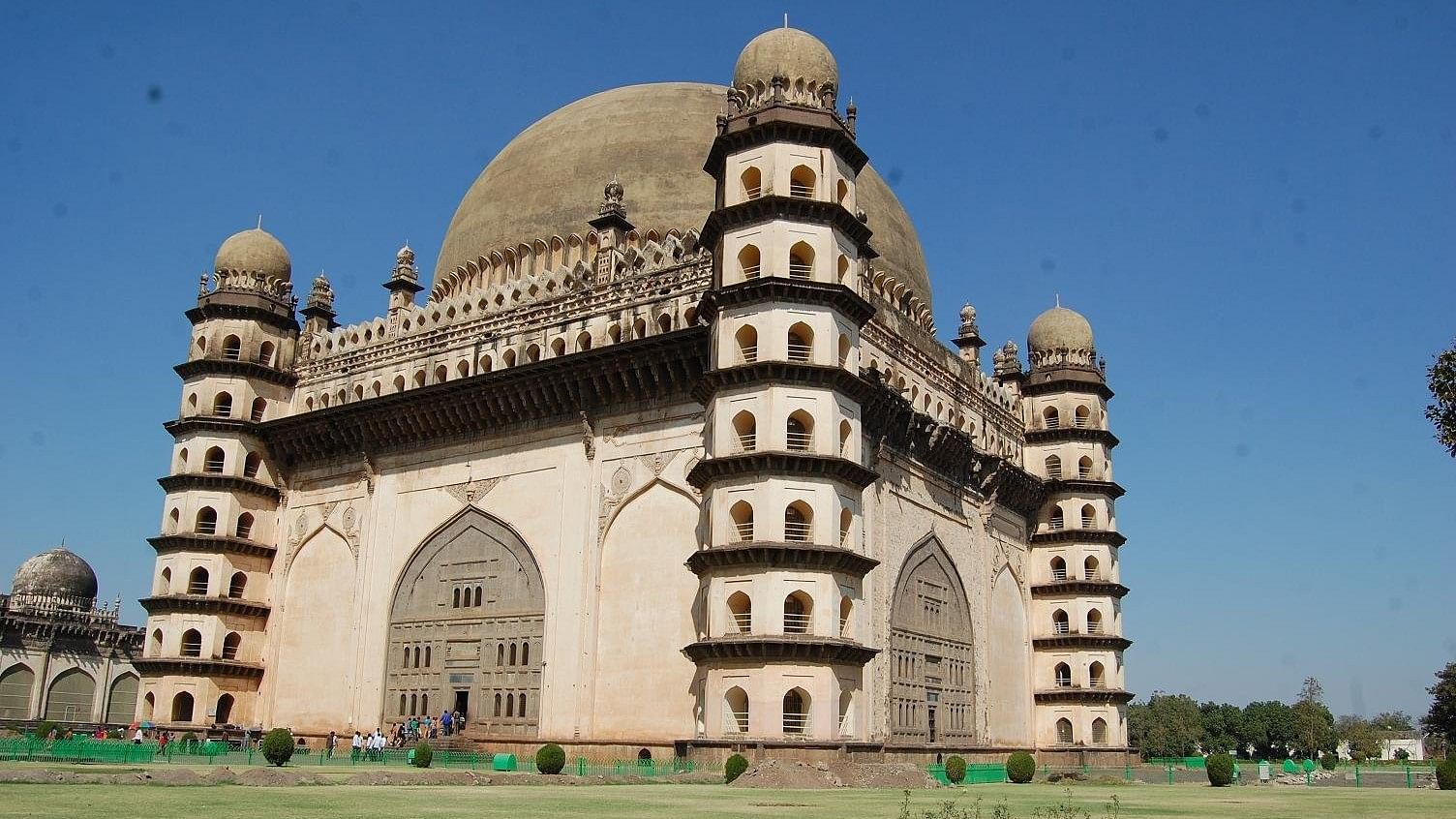 <div class="paragraphs"><p>The Gol Gumbaz.</p></div>