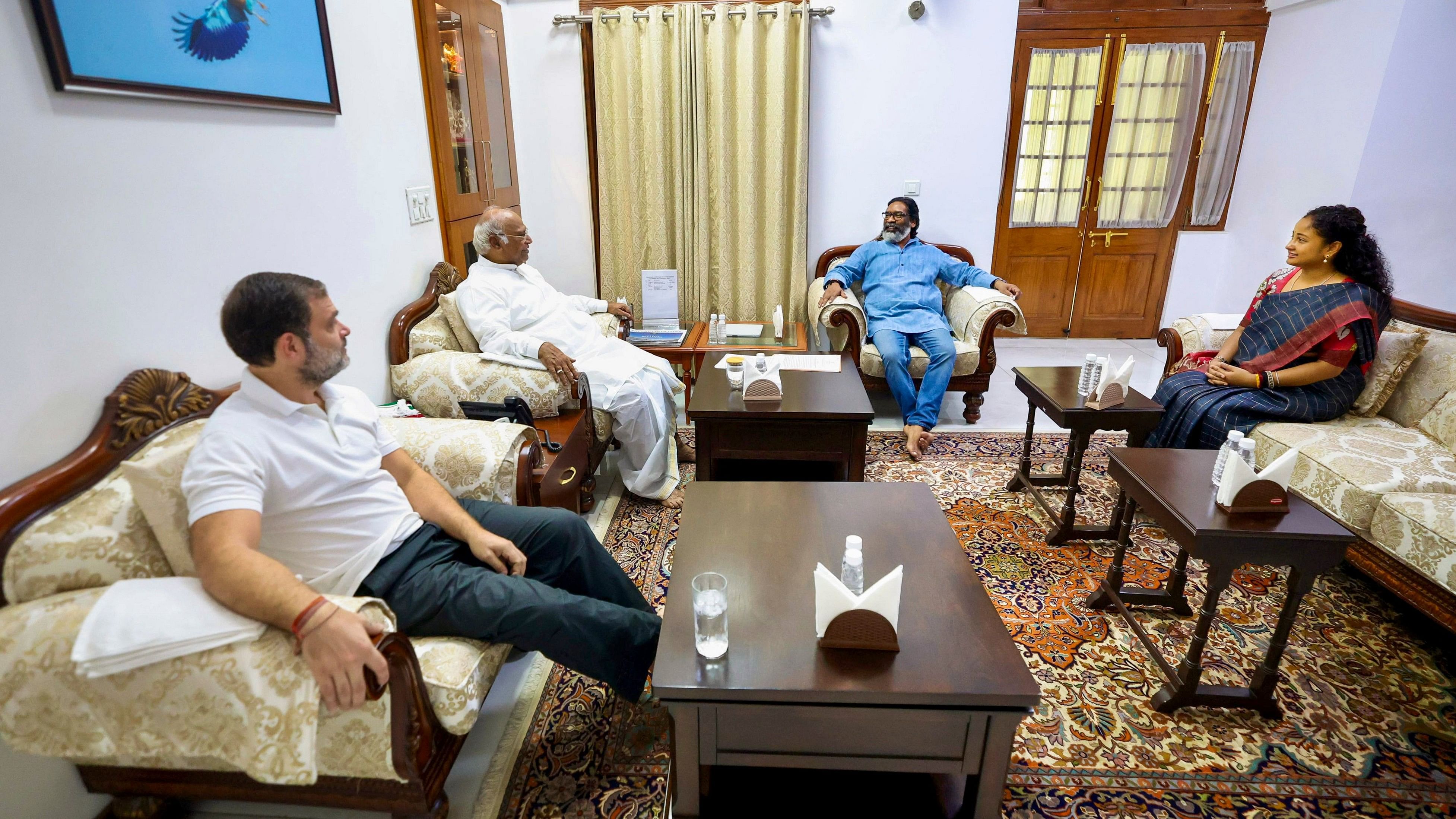 <div class="paragraphs"><p> Jharkhand Chief Minister Hemant Soren with his wife and JMM leader Kalpana Soren during a meeting with LoP in Lok Sabha and Congress MP Rahul Gandhi and party President Mallikarjun Kharge.</p></div>