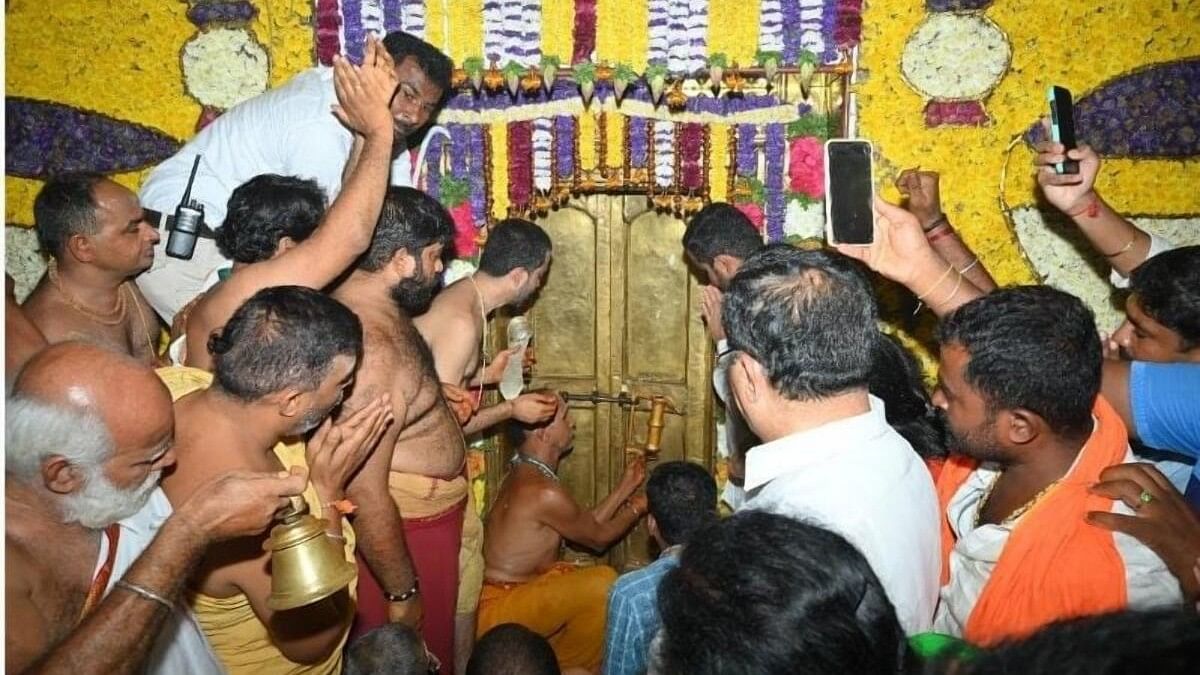 <div class="paragraphs"><p>The doors of the sanctum sanctorum of the Hasanamba temple closed in the presence of officials, in Karnataka's Hassan, on Sunday. </p></div>