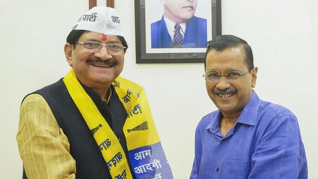 <div class="paragraphs"><p>AAP national convener Arvind Kejriwal (right) welcomes B B&nbsp; Tyagi to the party.&nbsp;</p></div>