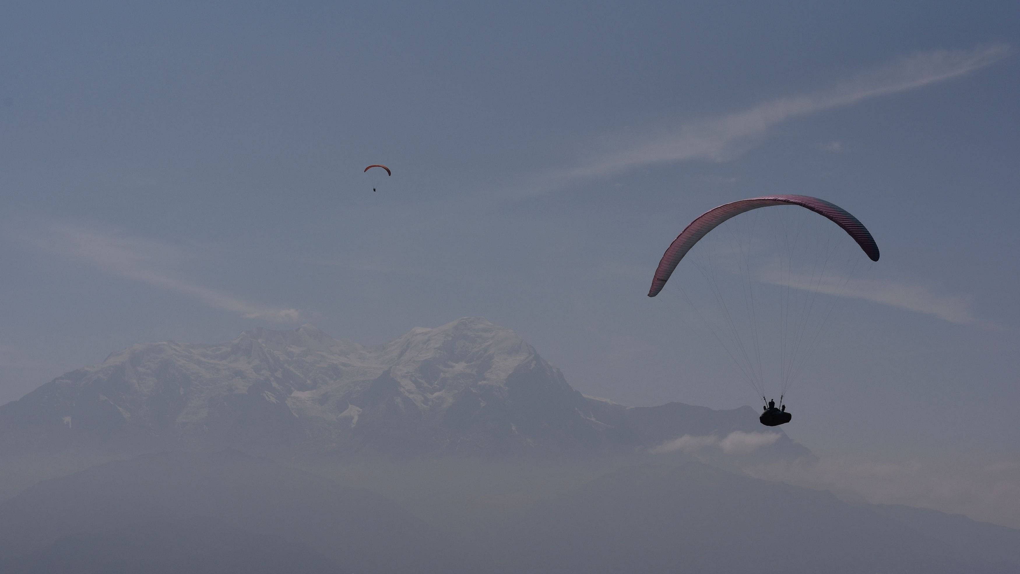 <div class="paragraphs"><p>Representative image showing paragliders</p></div>