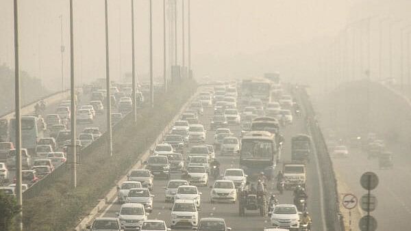 <div class="paragraphs"><p>Vehicles ply on Gurugram-Delhi Expressway amid low visibility due to smog</p></div>