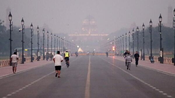 <div class="paragraphs"><p>People jog at Kartavya Path as air quality continues to remain poor, in New Delhi</p></div>