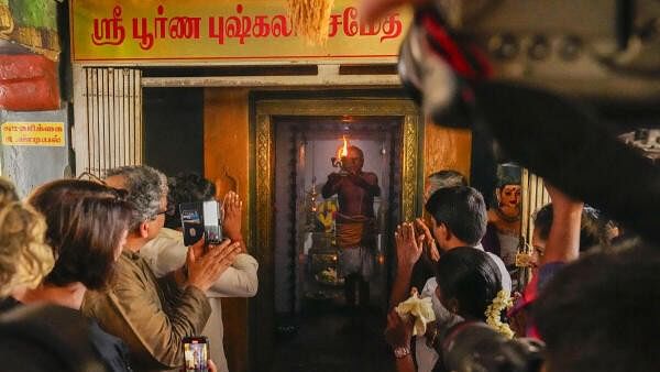 <div class="paragraphs"><p> Supporters of US Presidential candidate Kamala Harris who have come all the way from the USA and villagers participate in a special pooja in Harris' ancestral village of Thulasendrapuram, in Thiruvaarur district, Tuesday.</p></div>