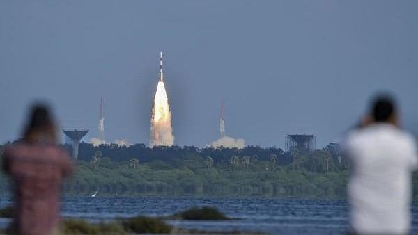 <div class="paragraphs"><p>People watch an Indian rocket take off&nbsp;from Sriharikota</p></div>