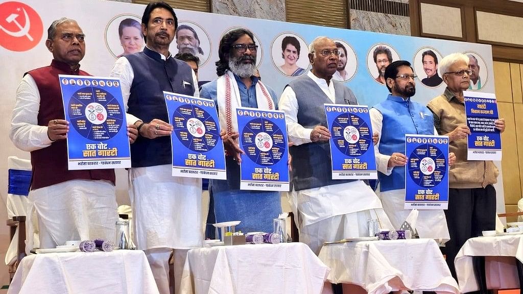 <div class="paragraphs"><p>Congress president Mallikarjun Kharge jointly releases the manifesto with Jharkhand Chief Minister Hemant Soren and RJD's JP Yadav.</p></div>