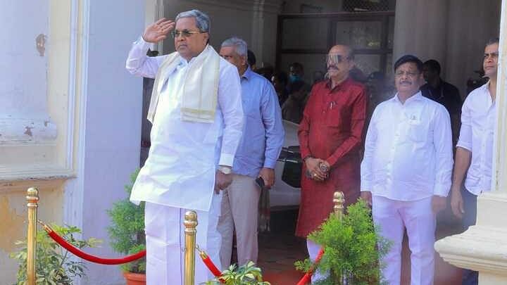 <div class="paragraphs"><p>Chief Minister Siddaramaiah receives guard of honour on his arrival at Government guest house in Mysuru. </p></div>