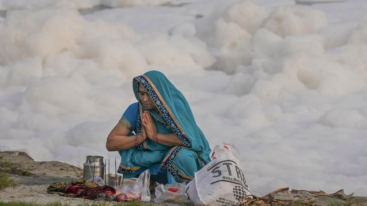 <div class="paragraphs"><p>A devotee offers prayers on the banks of the Yamuna river covered in toxic foam at Kalindi Kunj during ‘Chhath’ festival, in New Delhi, Wednesday, Nov. 6, 2024.</p></div>