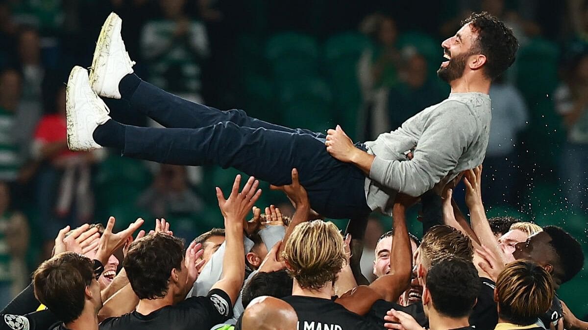 <div class="paragraphs"><p>Sporting CP coach Ruben Amorim and players celebrate after the match</p></div>