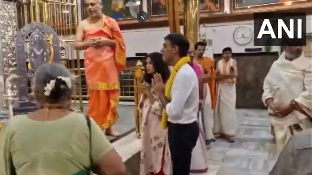 <div class="paragraphs"><p>Former British Prime Minister Rishi Sunak and his wife Akshata Murty offering prayers at Raghavendra Swamy Mutt in Jayanagar, bengaluru.</p></div>