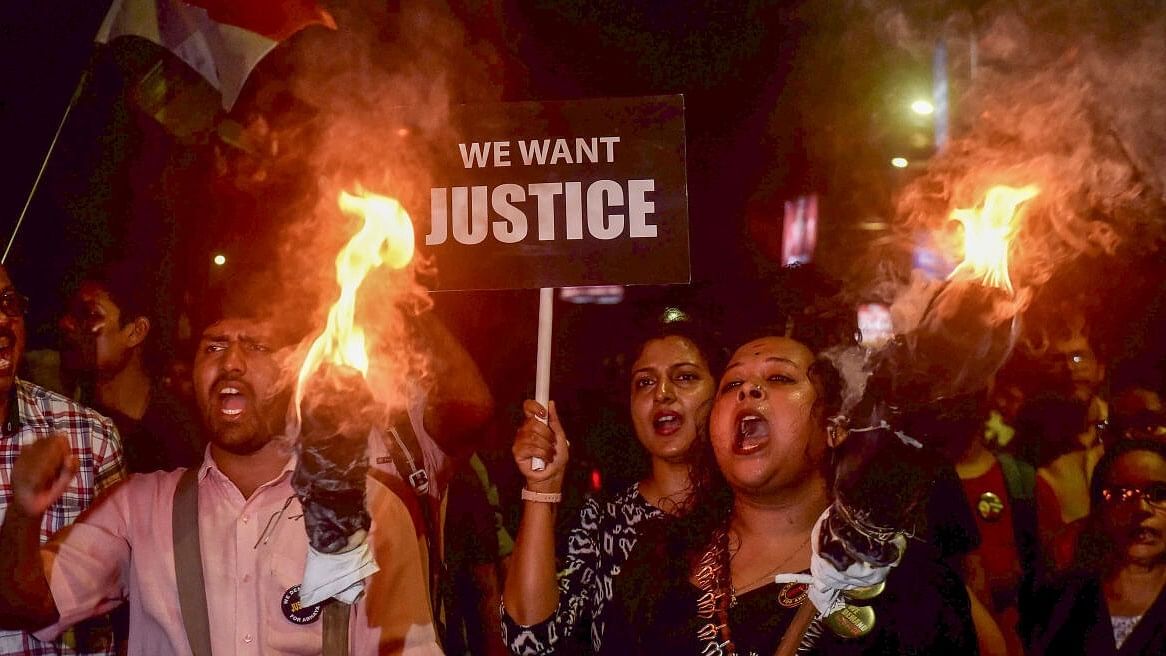 <div class="paragraphs"><p>Junior doctors raise slogans during a torch rally towards the CBI office in protest against the murder of woman medic at RG Kar Hospital in Kolkata on October 30.</p></div>