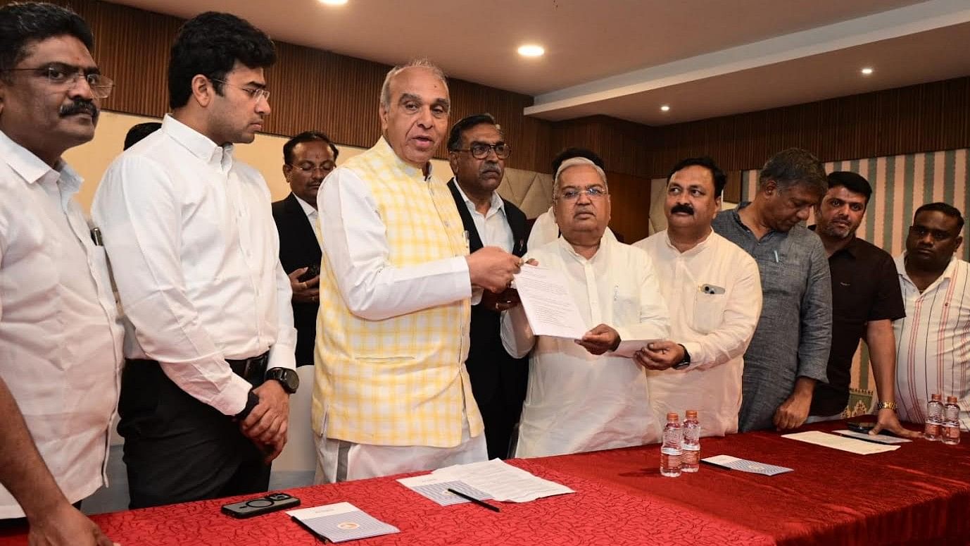 <div class="paragraphs"><p>BJP fact-finding committee headed by chairman Govind Karjol submits report to JPC chairman Jagdambika Pal in Hubballi on Thursday.</p></div>