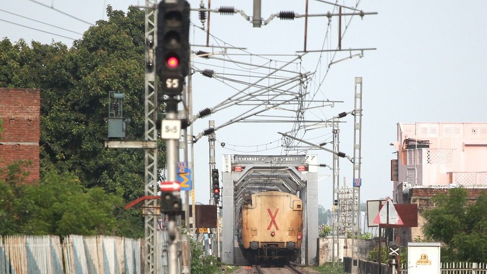 <div class="paragraphs"><p>Representative image of a railway signal.</p></div>