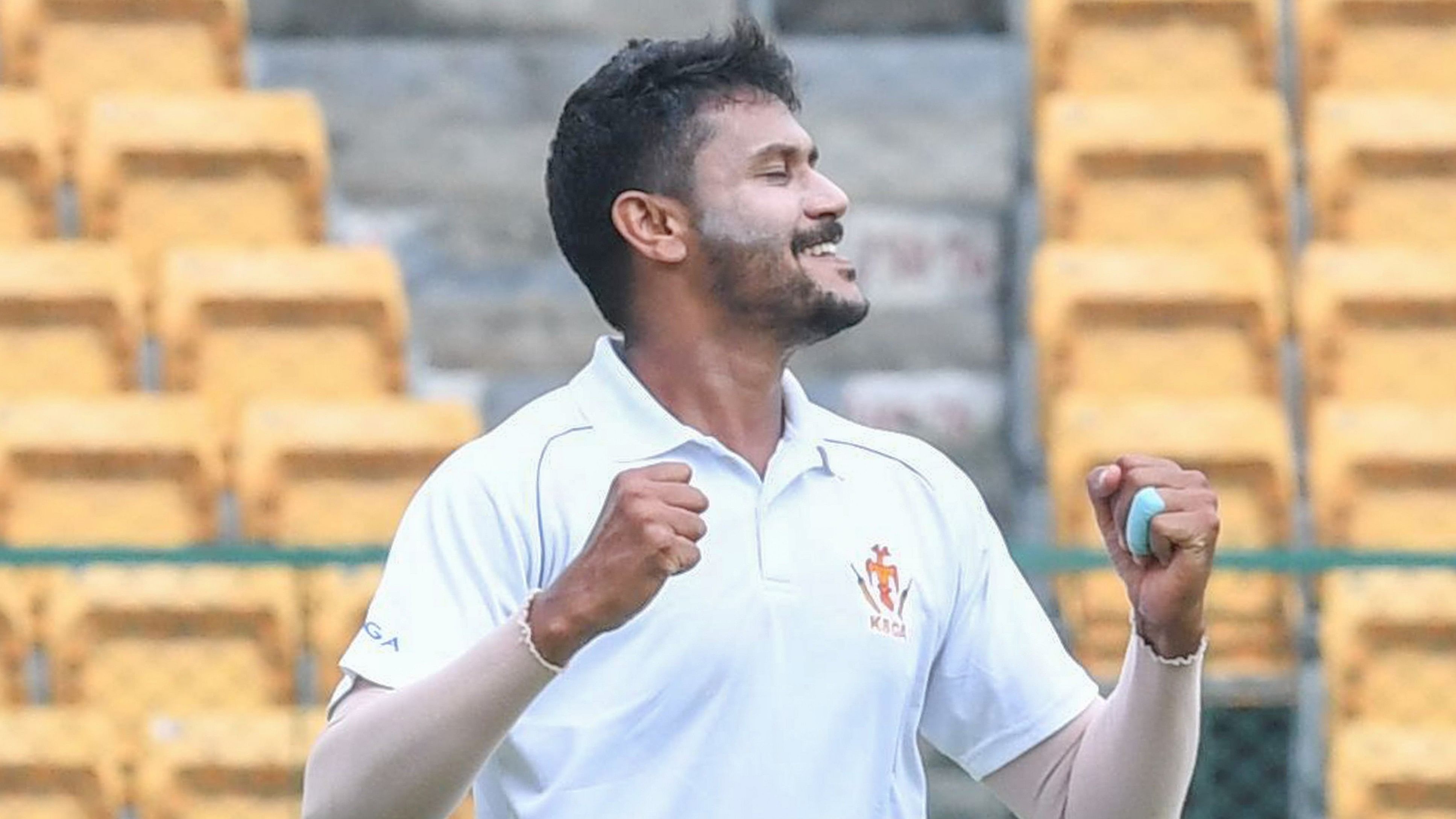 <div class="paragraphs"><p>Karnataka's V Koushik celebrates after completing a fifer against Bengal on Thursday. </p></div>