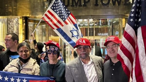 <div class="paragraphs"><p>American leader Jagdish Sewhani with supporters celebrates the victory of Donald Trump in the US Presidential election, at Trump Tower, in New York.</p></div>