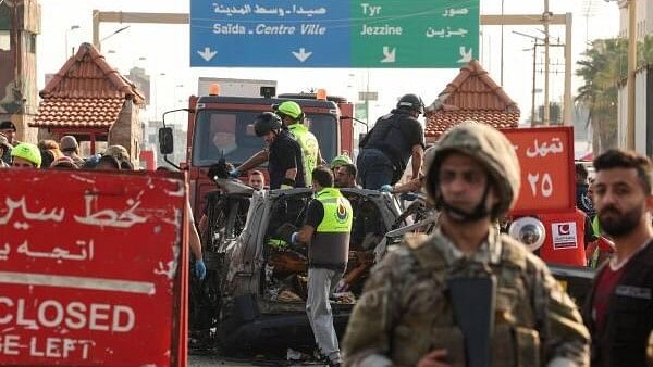 <div class="paragraphs"><p>People inspect the site of an Israeli strike on a vehicle, at the entrance of Sidon, Lebanon November 7, 2024.</p></div>