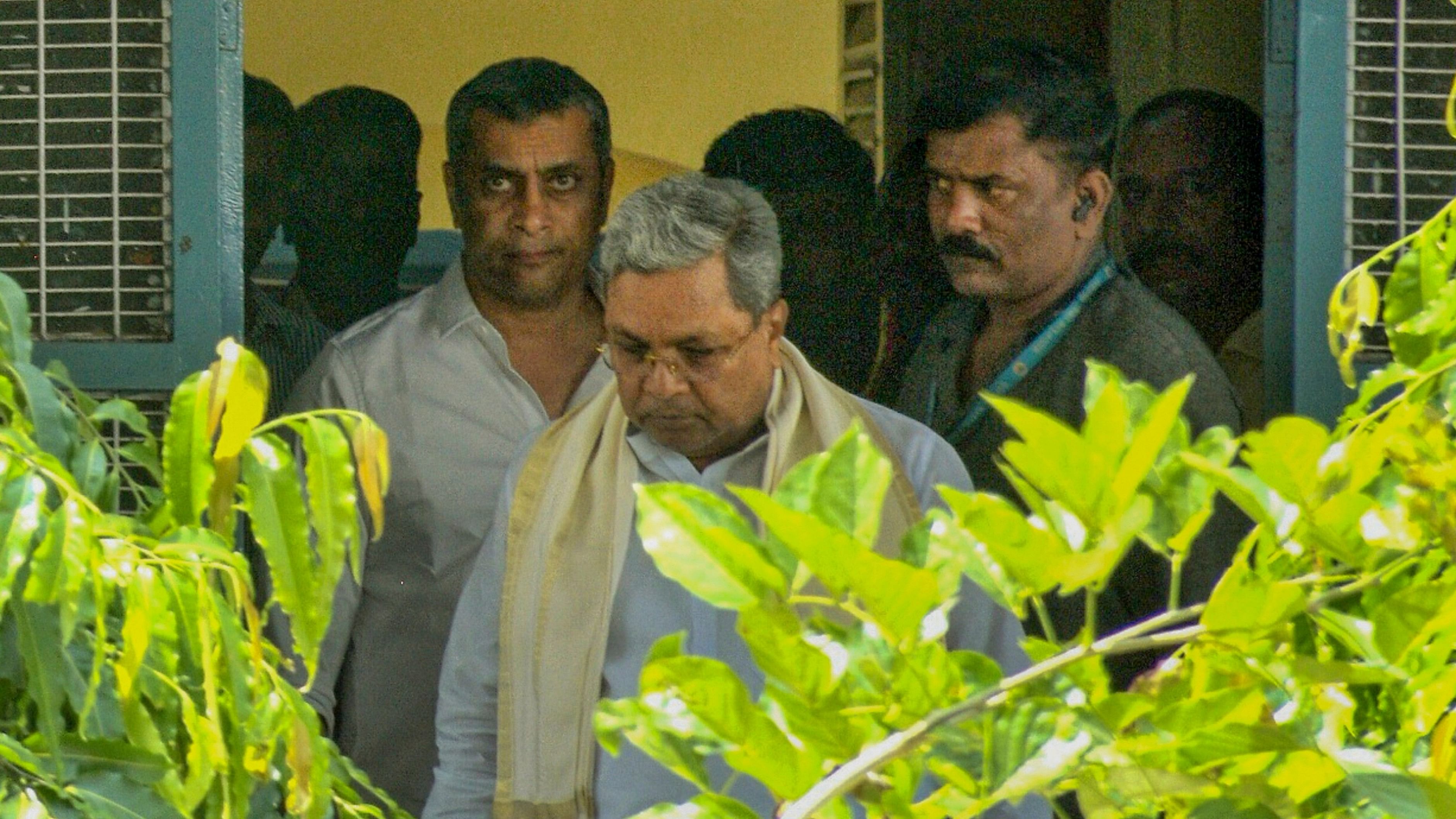 <div class="paragraphs"><p> Karnataka Chief Minister Siddaramaiah leaves the office of Lokayukta in Mysuru after being questioned in the MUDA site allotment case,.</p></div>