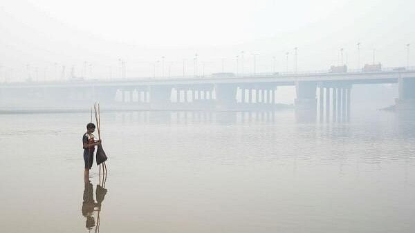 <div class="paragraphs"><p>Faheem sets up a fishing trap, with the bridge over the River Ravi in the background, amid smog in Lahore, Pakistan.</p></div>