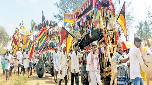 <div class="paragraphs"><p>Chariots from different villages being taken for Doddammathayi Jatre (fair) popularly known as 'Bandi jatre', in Kestur </p></div>