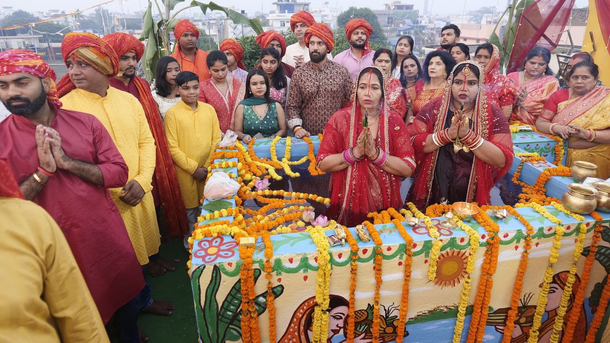 <div class="paragraphs"><p>Union Minister and Lok Janshakti Party (Ram Vilas) chief Chirag Paswan also offered 'arghya' to the rising sun at his residence in Krishnapuri area of the state capital.</p></div>