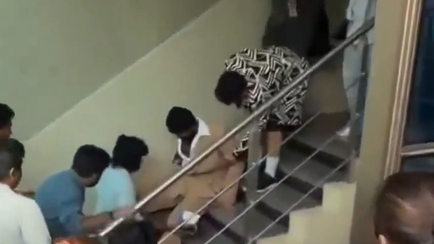 <div class="paragraphs"><p>Screengrab of Vijay Devarakonda slipping and falling off stairs during his visit to a college fest in Mumbai for <em>Sahiba</em> promotions.</p></div>