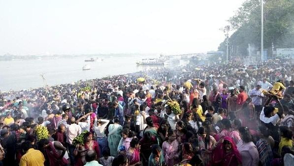 <div class="paragraphs"><p>Devotees gather at the bank of River Ganga to offer prayers to Sun God on the last day of Chhath Puja festival, in Kolkata, Friday, Nov 8, 2024. </p></div>