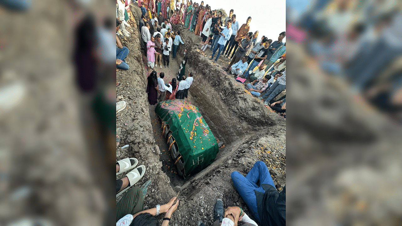 <div class="paragraphs"><p>The function called, "samadhi of beloved four-wheeler" was witnessed by over 1,500 villagers, priests and religious leaders.</p></div>