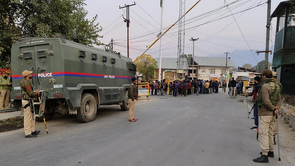 <div class="paragraphs"><p>Security personnel keep vigil after Sanatan Dharam Sabha called for a complete bandh in protest against the killing of two Village Defence Guards by terrorists on Thursday, in Kishtwar district of Jammu division, Friday, Nov. 8, 2024.</p></div>