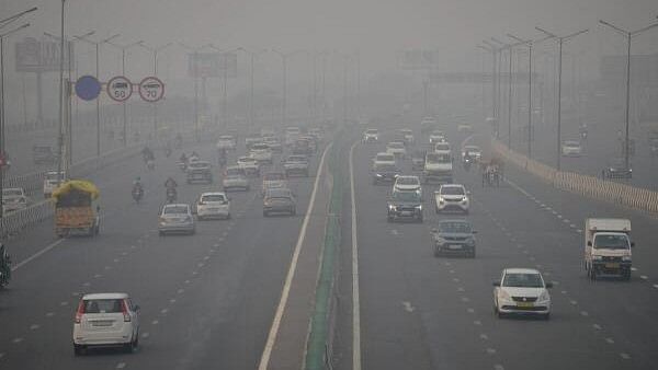 <div class="paragraphs"><p>Vehicles ply on the road amid low-visibility due to smog, in New Delhi.</p></div>