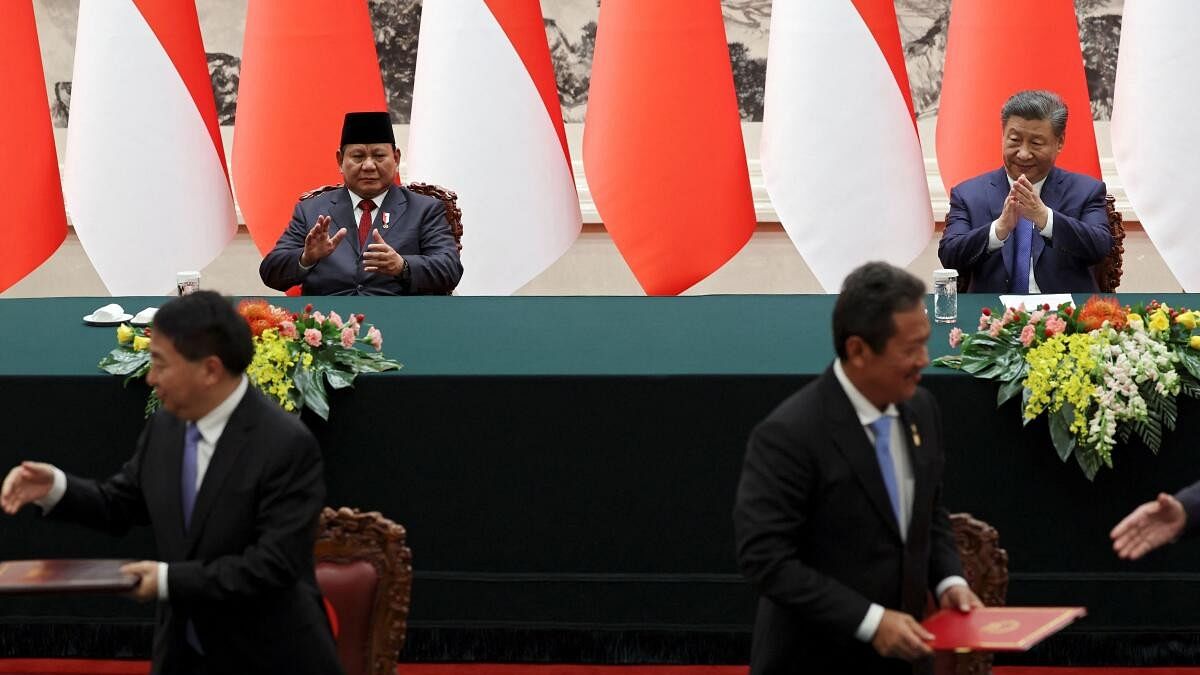 <div class="paragraphs"><p>President Xi Jinping and Indonesian President Prabowo Subianto applaud during a signing ceremony at the Great Hall of the People in Beijing.</p></div>