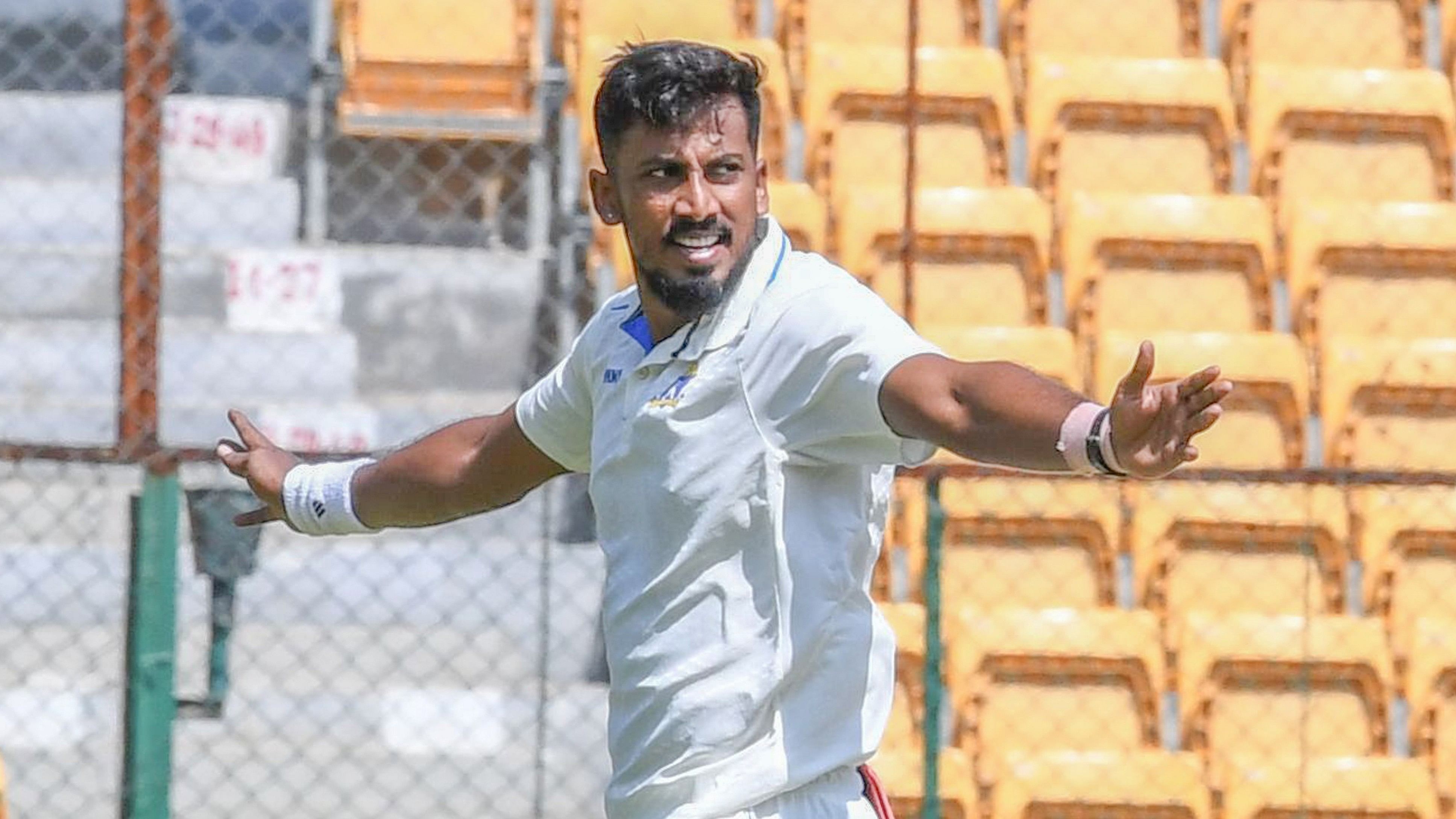 <div class="paragraphs"><p>Ishan Porel picked up four wickets to help Bengal bowl Karnataka out for 221 in their first innings at the M Chinnaswamy Stadium in Bengaluru. </p></div>