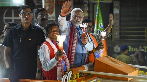 <div class="paragraphs"><p>Prime Minister Narendra Modi, Union Minister of State for Defence Sanjay Seth and others during an election roadshow ahead of the Jharkhand Assembly elections, in Ranchi, Sunday, Nov. 10, 2024.</p></div>