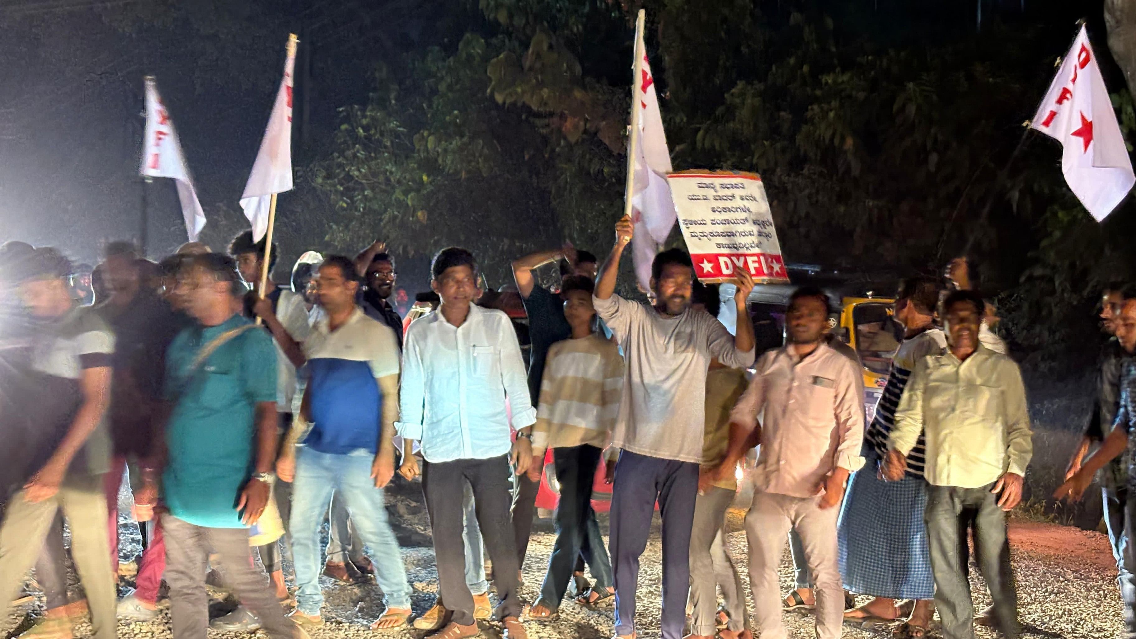 <div class="paragraphs"><p>  DYFI Ullal taluk committee members staged a protest against the poor condition of the road at Chembugudde at Thokkottu coming under Speaker U T Khader's constituency on Saturday night.</p></div>